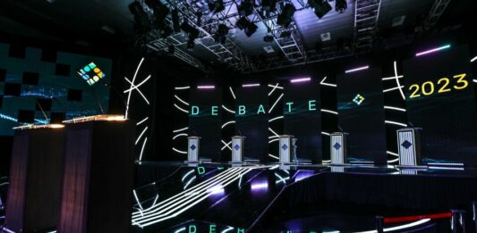 Sergio Massa y Javier Milei dejaron trascender las listas de quienes los acompañarán al debate presidencial.