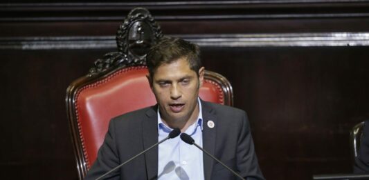 Kicillof apura el Presupuesto 2024 que deberá tratar la Legislatura bonaerense. Hay dudas sobre los plazos, poca rosca y algunos ejes definidos.
