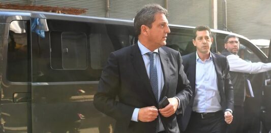 El candidato de Unión por la Patria, Sergio Massa, ensaya con su equipo para el debate presidencial de este domingo con los indecisos en la mira.