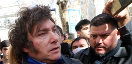 Javier Milei recorrerá las calles de la ciudad de Mendoza en lo que será el último acto del dirigente de cara al debate de candidatos a presidente.