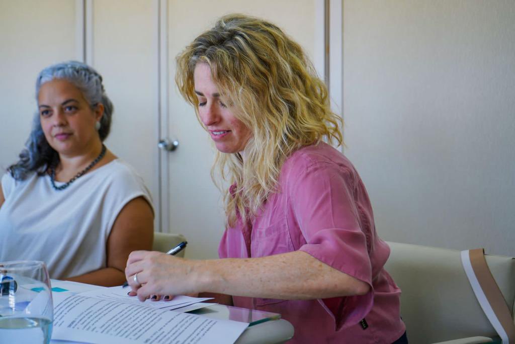 La presidenta del Colegio de Nutricionistas bonaerenses, Laura Salzman. De fondo, la secretaria del organismo, Fernanda Delgado.
