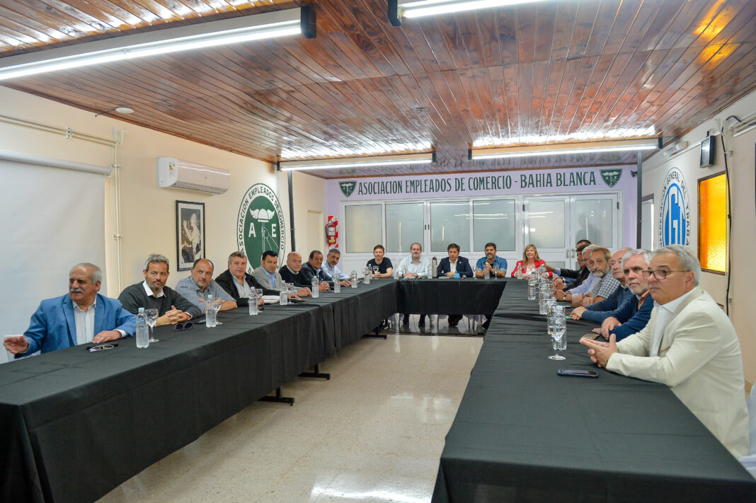 El gobernador bonaerense, Axel Kicillof, se reunió con intendentes de la Sexta sección electoral en Bahía Blanca, uno de los nuevos distritos del peronismo.