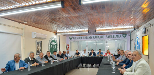El gobernador bonaerense, Axel Kicillof, se reunió con intendentes de la Sexta sección electoral en Bahía Blanca, uno de los nuevos distritos del peronismo.
