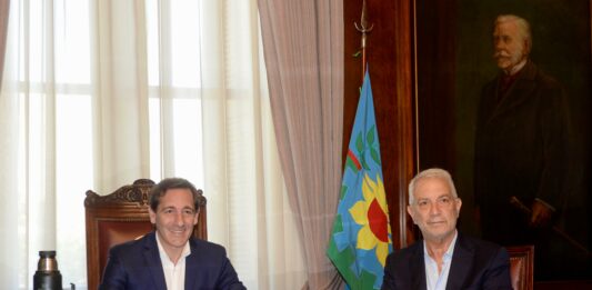 El intendente saliente de La Plata, Julio Garro, y el recientemente electo, Julio Alak, acordaron este viernes el equipo técnico para avanzar en la transición municipal.