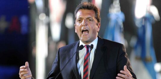 Durante su recorrida por Santa Fe y a dos semanas del balotaje, el candidato de UxP, Sergio Massa, fue por el voto de los empresarios y productores de la zona.