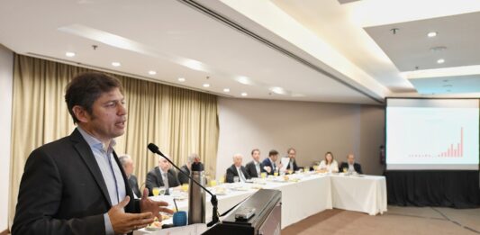 El gobernador bonaerense, Axel Kicillof, se reunió este martes con las petroleras para llevar adelante planes de inversión en el sector energético.