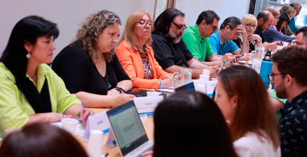 Los docentes bonaerenses rechazaron la propuesta de incremento salarial y pasaron a un cuarto intermedio a la espera de una nueva oferta.