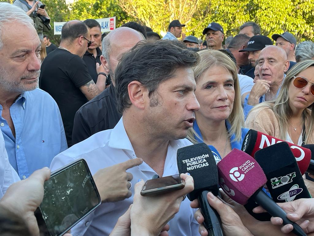 El gobernador bonaerense, Axel Kicillof, este lunes desde el mega-acto en apoyo a Sergio Massa, con intendentes.