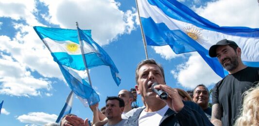 Luego de su rally por Córdoba donde conseguió el apoyo de Urtubey, el candidato de UxP, Sergio Massa, sale a la caza de votos claves en Santa Fe.