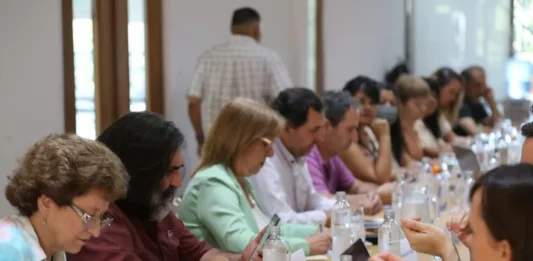 El gobernador bonaerense, Axel Kicillof, recibirá a los gremios de docentes bonaerenses para rediscutir las paritarias salariales, de cara a fin de año.