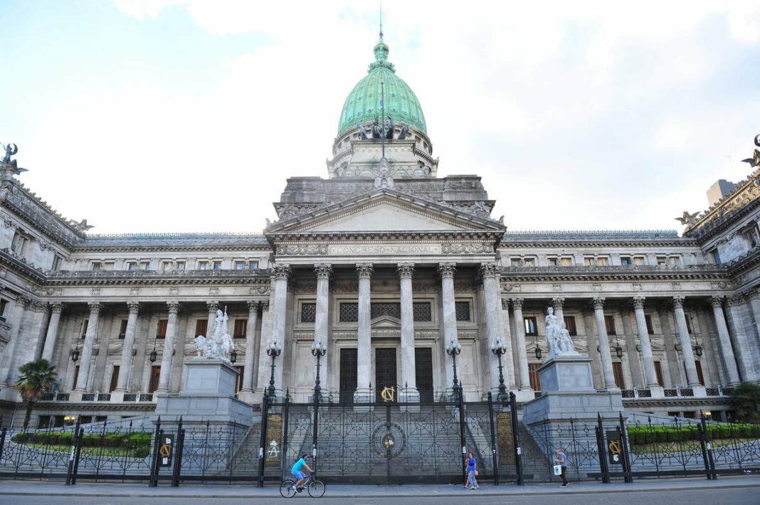 El Gobierno prorrogó el periodo de las sesiones ordinarias del Congreso hasta el 9 de diciembre y se retrasa el dictamen por el Juicio a la Corte.