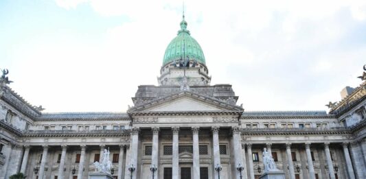 El Gobierno prorrogó el periodo de las sesiones ordinarias del Congreso hasta el 9 de diciembre y se retrasa el dictamen por el Juicio a la Corte.