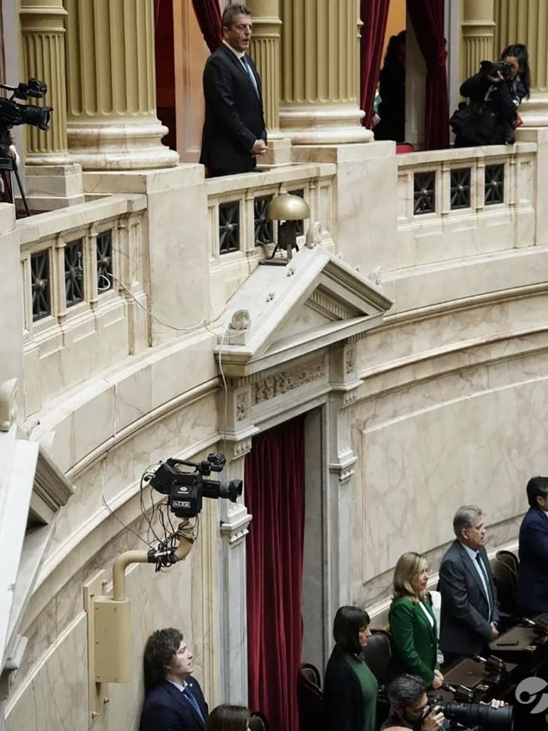 Los candidatos presidenciales que disputarán el balotaje, Massa y Milei, dijeron presentes en el Congreso Nacional.