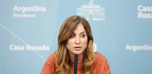 Desarrollo Social dio de baja los planes sociales de personas que viajaron al exterior