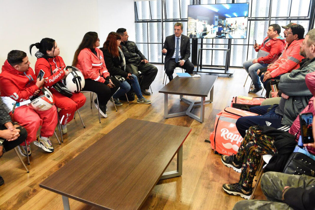 Massa se reunió con repartidores de las apps de delivery y anunció que tendrán seguro, obra social y aportes jubilatorios.