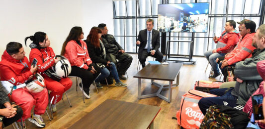 Massa se reunió con repartidores de las apps de delivery y anunció que tendrán seguro, obra social y aportes jubilatorios.