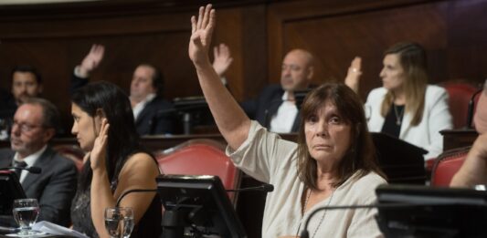 Los legisladores bonaerenses de UxP salieron a respaldar la Ley Impositiva de Kicillof y desmintieron que se haya sancionado un “impuestazo”. “No somos lo mismo”, lanzaron.
