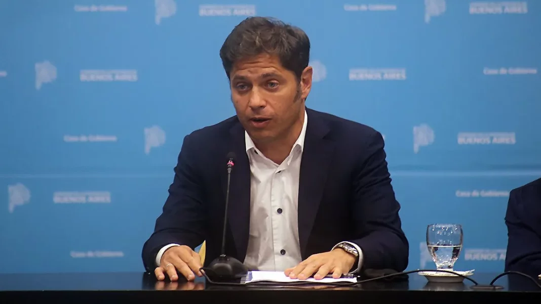Luego de una larga sesión en la Legislatura bonaerense, Kicillof se diferenció de Milei y celebró “aprobar las leyes de cara al Parlamento”.