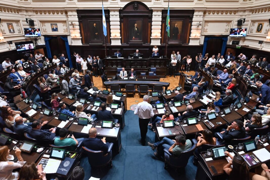 La Cámara de Diputados bonaerense aprobó y giró al Senado el pedido de endeudamiento por USD 2.900 millones de pesos del gobernador Axel Kicillof.