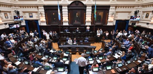 La Cámara de Diputados bonaerense aprobó y giró al Senado el pedido de endeudamiento por USD 2.900 millones de pesos del gobernador Axel Kicillof.