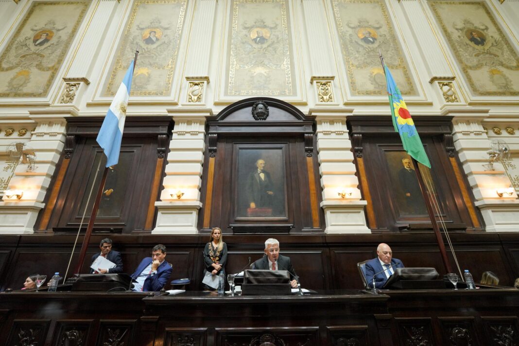 Tras arduas negociaciones, Kicillof cerró un acuerdo con los interbloques de Juntos para sancionar la Ley Impositiva y el endeudamiento. Seguí en vivo las sesiones de la Legislatura bonaerense.