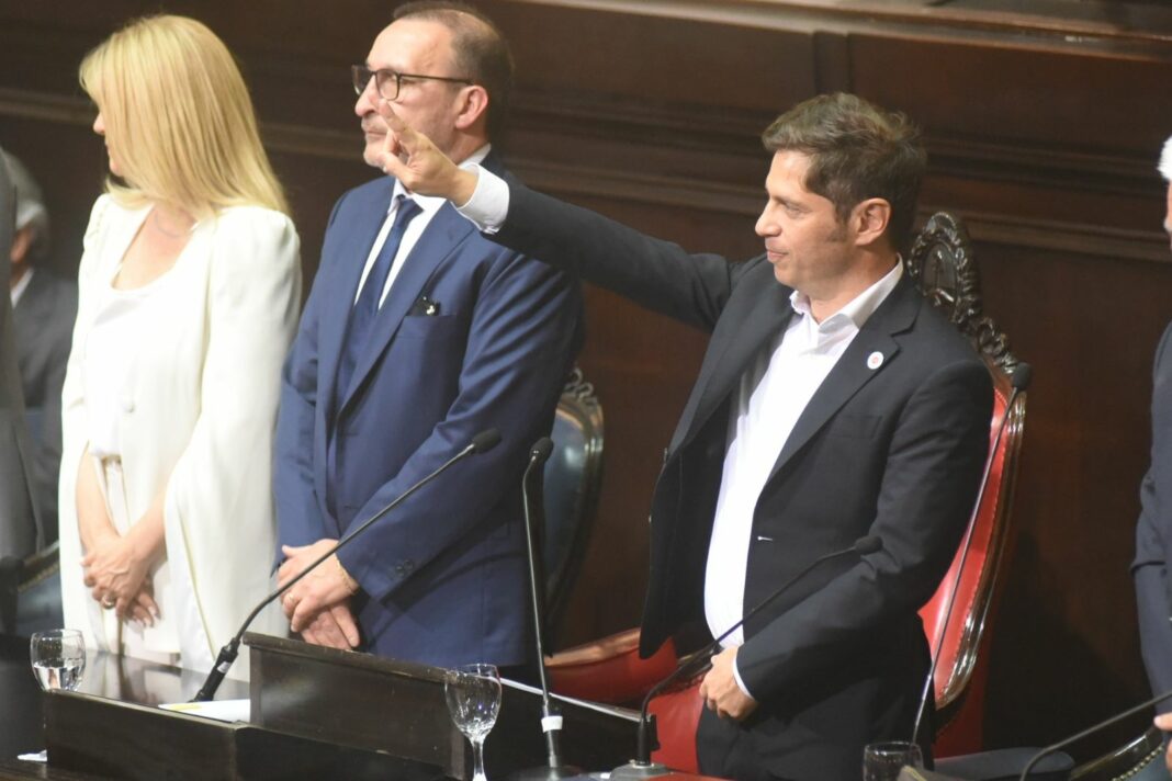Como parte de las negociaciones de la Ley Impositiva y el pedido de endeudamiento, Kicillof cedería un fondo de entre $110 mil y 120 mil millones a repartir entre los 135 intendentes bonaerenses. Discuten una cláusula de actualización por inflación.