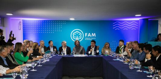 Tras la movilización de la CGT y la CTA, intendentes de todo el país llegan a Tribunales Federales para rechazar el DNU de Milei.