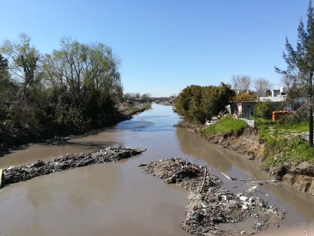 La Justicia Federal ordenó al Gobierno bonaerense y a la Municipalidad de La Plata a dejar de contaminar el Arroyo El Gato con residuos.