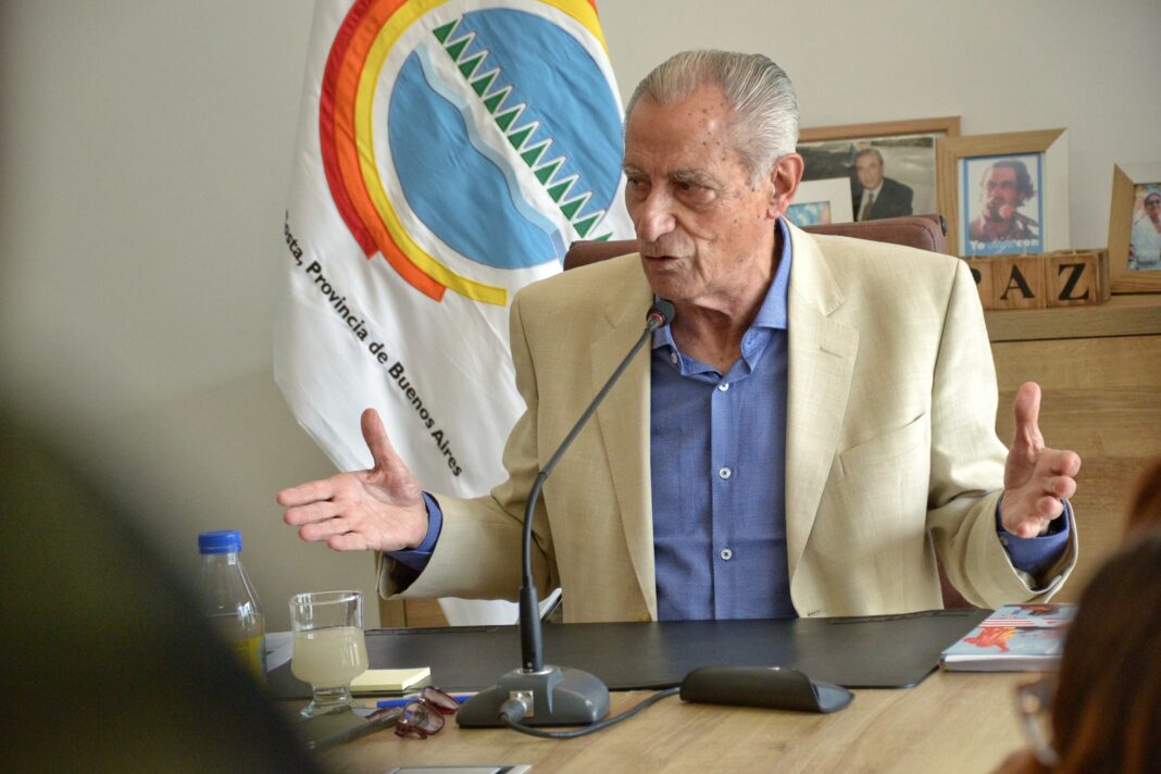El intendente del Partido de La Costa, Juan de Jesús, brindó detalles de la reorganización del gabinete municipal.