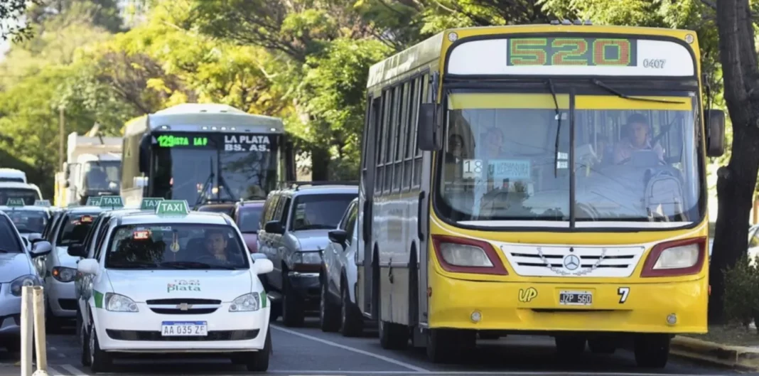 En un nuevo golpe al bolsillo de los argentinos, este jueves 1° de mayo, vuelve aumentar un 6% el boleto de colectivo. A cuánto se va el mínimo.
