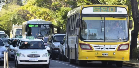 En un nuevo golpe al bolsillo de los argentinos, este jueves 1° de mayo, vuelve aumentar un 6% el boleto de colectivo. A cuánto se va el mínimo.
