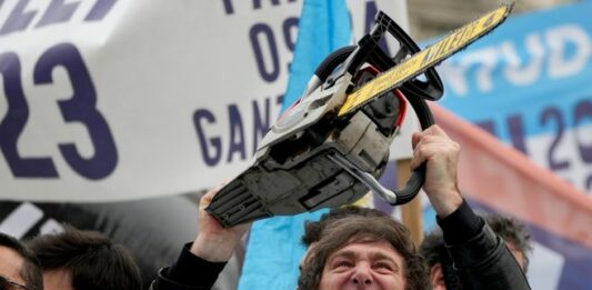 El Gobierno nacional fue a fondo con el plan motosierra y dio de baja 7.000 trabajadores estatales con contrato menor a un año.