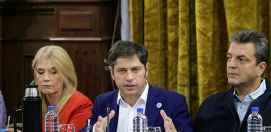 El gobernador Kicillof reunió a Massa, Máximo Kirchmer, intendentes y legisladores en La Plata para coordinar una estrategia común frente al DNU de Milei.