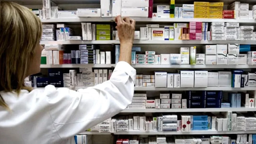 Los farmacéuticos bonaerenses rechazaron el DNU de Milei y señalaron que pone en riesgo la salud de la población.