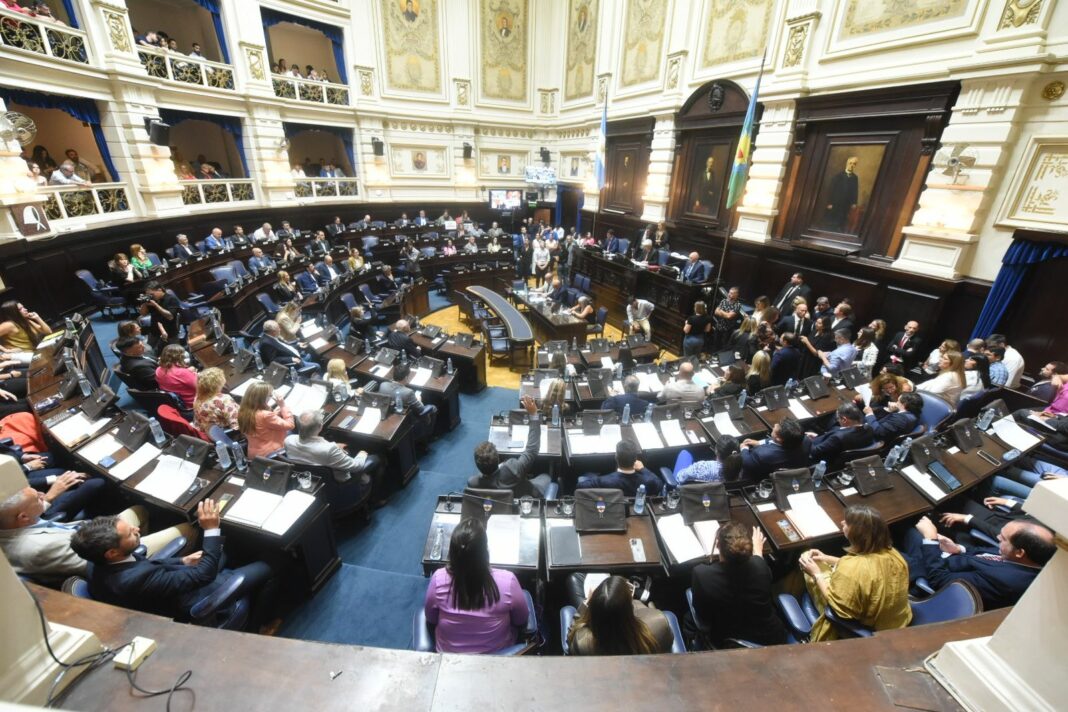 La Cámara de Diputados avanza este jueves en la constitución de cinco comisiones clave que analizarán la Ley Ómnibus enviada por el Ejecutivo nacional.