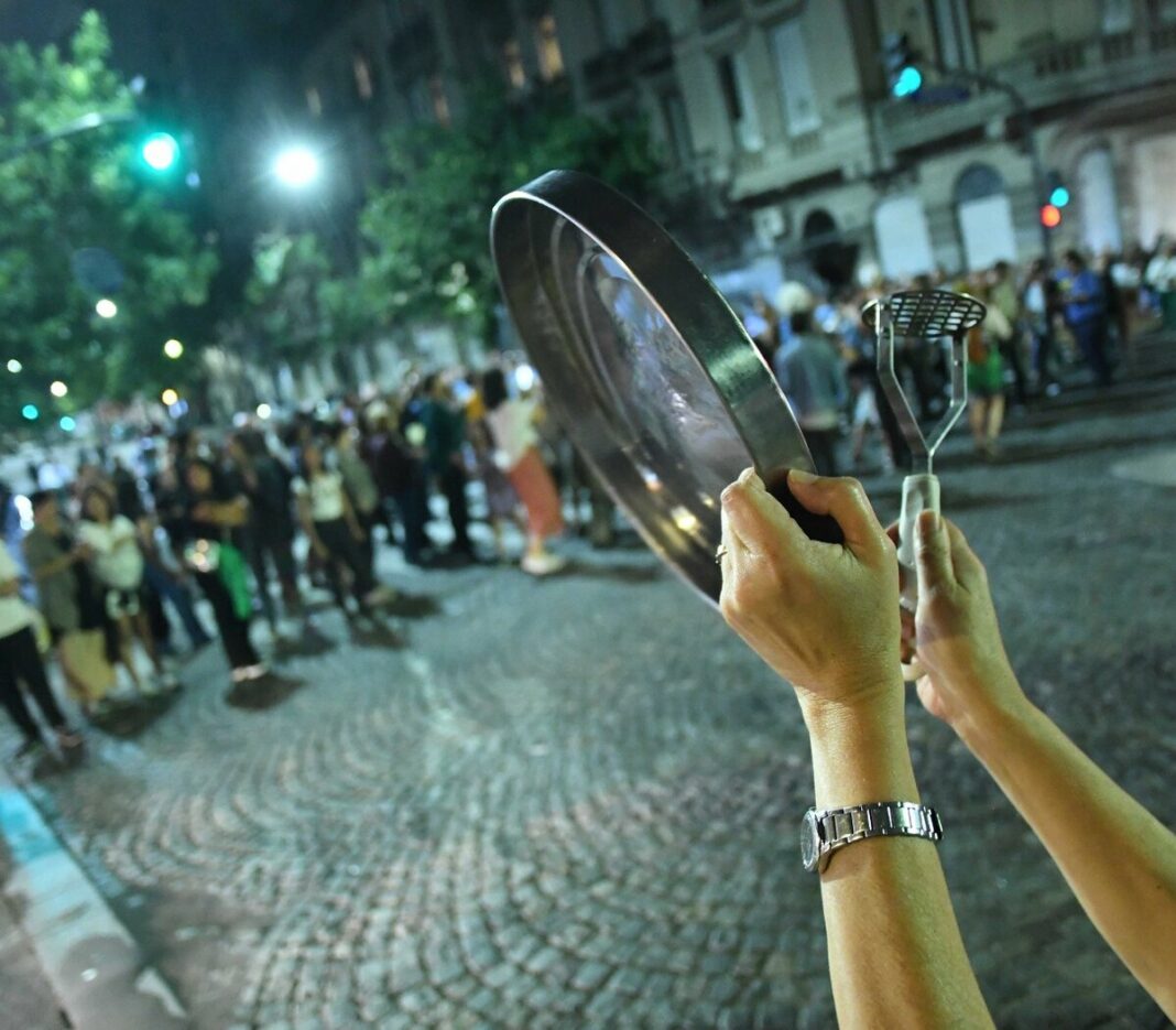 Inquilinos marchan este jueves en rechazó a la derogación de la Ley de Alquileres incluida en el DNU del Gobierno nacional.