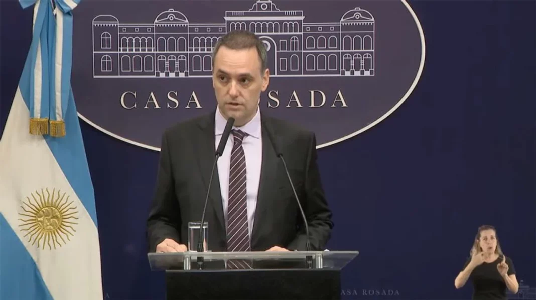 Adorni envió un mensaje a la oposición en medio de la conferencia de prensa y advirtió que el Gobierno está “dispuesto a confrontar”.