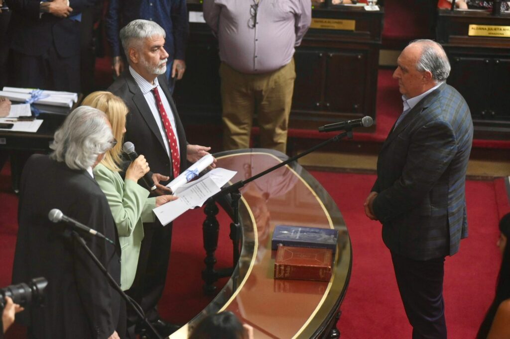 Pedro Borghini, ausente en la sesión preparatoria, asume oficialimente su banca como senador bonaerense.