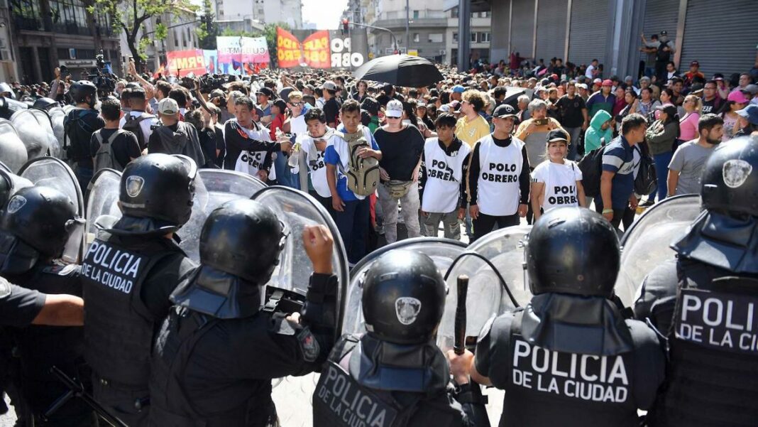 Las organizaciones sociales lograron cortar la calle y se viven momentos de tensión con la Policía Federal.