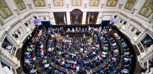 Diputados y senadores bonaerenses de la oposición criticaron al gobernador Axel Kicillof por participar del paro nacional de la CGT.