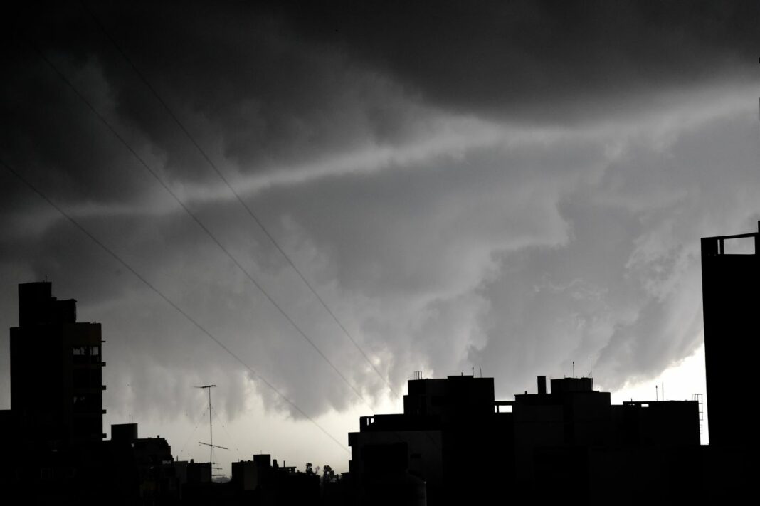 Las autoridades de La Plata establecieron la alerta naranja por vientos y tormentas. Se esperan lluvias para la madrugada del domingo.
