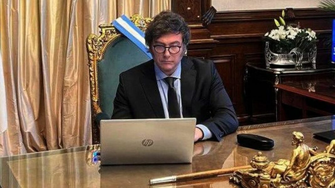 El Gobierno nacional, a cargo de Javier Milei, acelera la convocatoria a sesiones extraordinarias, en donde enviará la Ley Ómnibus junto a la reforma de Ganancias.