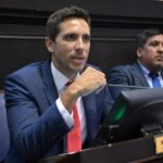 Passaglia “asume” como intendente de San Nicolás, sin haberse tomado licencia como diputado bonaerense Santiago Passaglia asume la intendencia de San Nicolás, en medio de dudas sobre su licencia como diputado bonaerense.