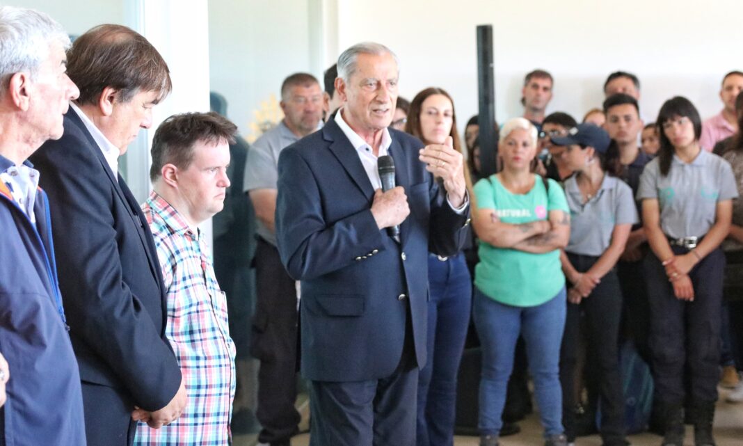 El nuevo intendente de La Costa, Juan de Jesús, saludó a los trabajadores municipales por primera vez en su flamante gestión.