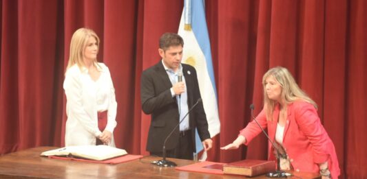 Axel Kicillof le tomó juramento a sus ministros y anunció que mantendrá una reunión con todo su Gabinete para evaluar las medidas de Milei.