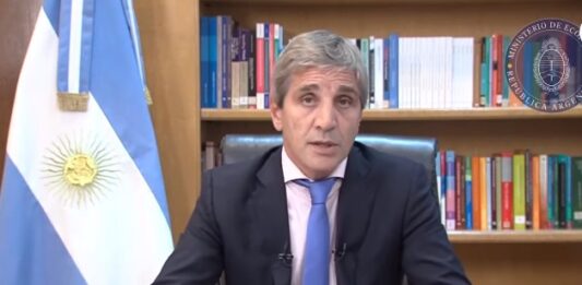 En medio de una jornada cargada de expectativa, el ministro de Economía, Luis "Toto" Caputo, brindó detalles del plan económico que aplicará el Gobierno nacional.