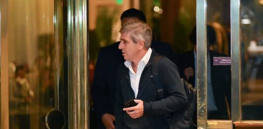 El ministro de Economía, Luis "Toto" Caputo, regrabó su mensaje y se pospone el anuncio de las primeras medidas.