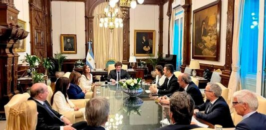 El presidente Javier Milei encabezó este martes una nueva reunión de Gabinete pero esta vez "ampliada", ya que se sumó Federico Stuerzenegger y Rodolfo Barra.