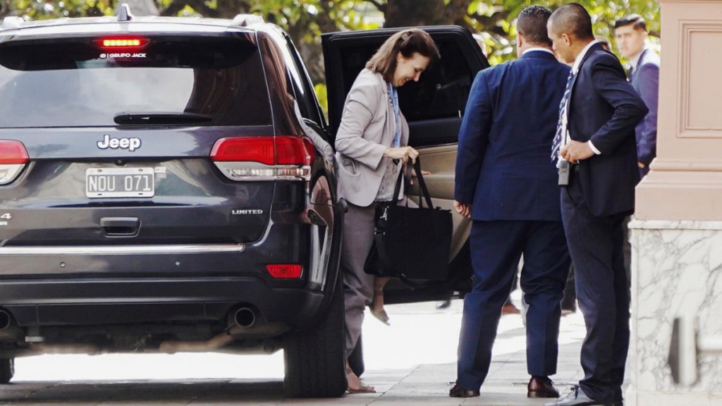 La ministra de relaciones exteriores, Diana Mondino, al arribar a la Casa Rosada para la reunión de gabinete.