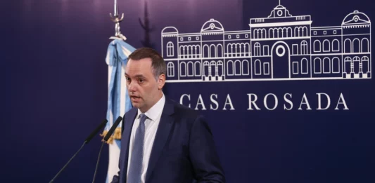 El Vocero presidencial anunció la reducción de las oficinas públicas y la suspensión de la pauta oficial por un año.